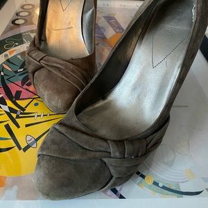 Grey knotted Guess pumps